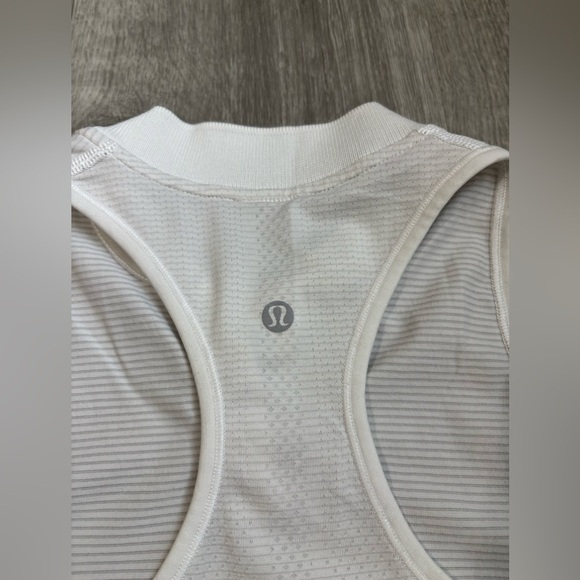 Lululemon Swiftly White Sleeveless 1/4 Button Stretch High Neck Size 4 - Picture 3 of 4